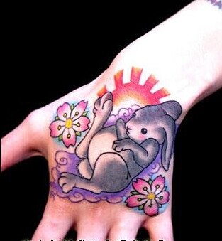 美女手部唯美卡通兔子纹身图案图片