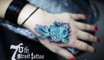 女生手部唯美彩色小金鱼纹身图案图片