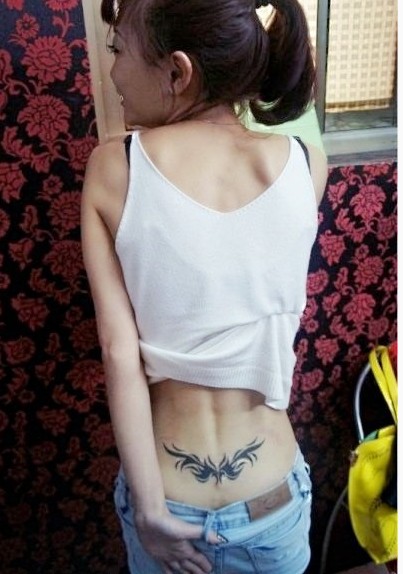 美女后腰图腾纹身图片