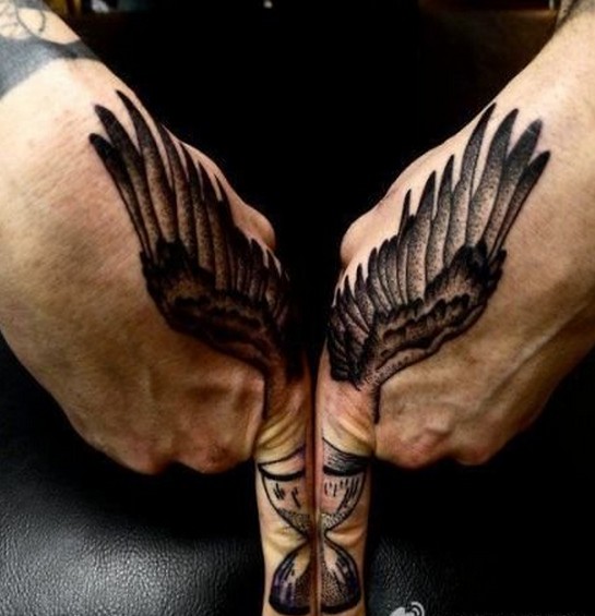 一款手背翅膀沙漏纹身图案图片