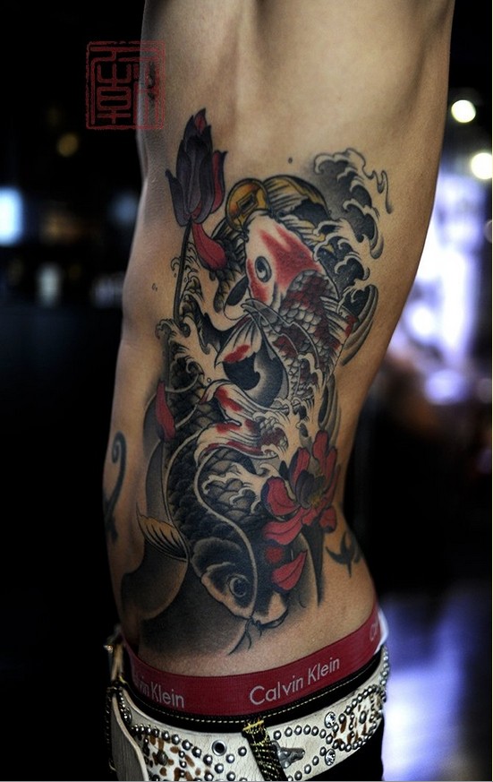 腹部吉祥双鱼浪花莲花纹身图图片