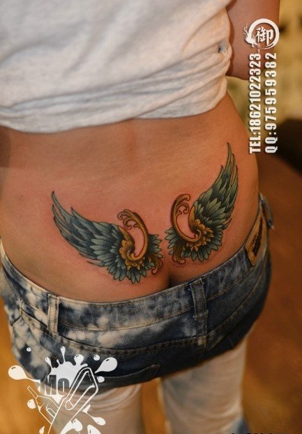 美女臀部漂亮潮流的翅膀纹身图案图片