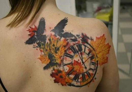 一款女性肩背彩色纹身图案图片