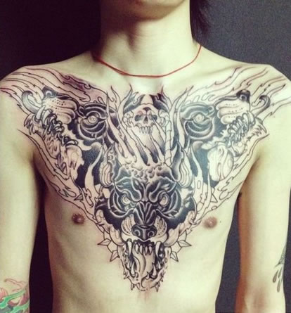 场景令人感到恐怖的胸部纹身图推荐图片