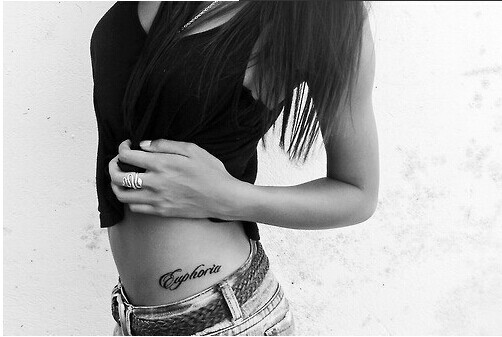 漂亮小女人腰部感性英文纹身图图片