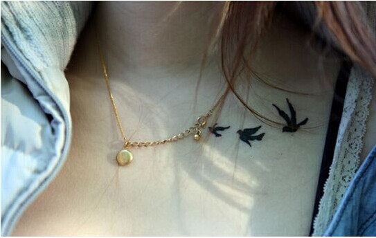 性感MM胸部清新好看的小鸟纹身图图片