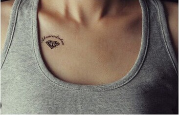 男生胸部清新钻石英文小纹身图片