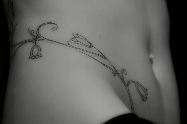 漂亮美女腰部小清新水仙花纹身图图片