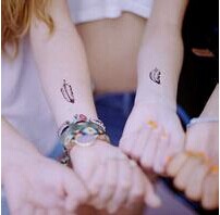 小女生手部唯美清新小树叶纹身图图片