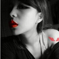 90后红唇美女肩部优雅红色的羽毛纹身图片