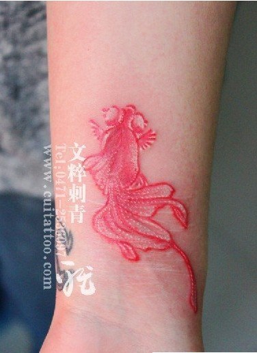 手部红色小金鱼纹身图案图片