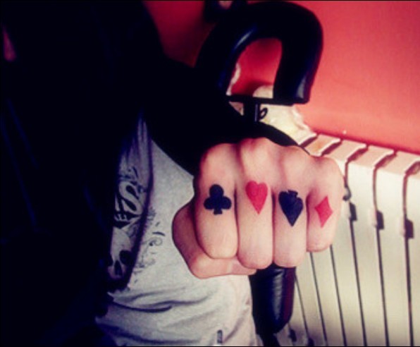 男人五指彩色扑克花个性纹身图案图片图片