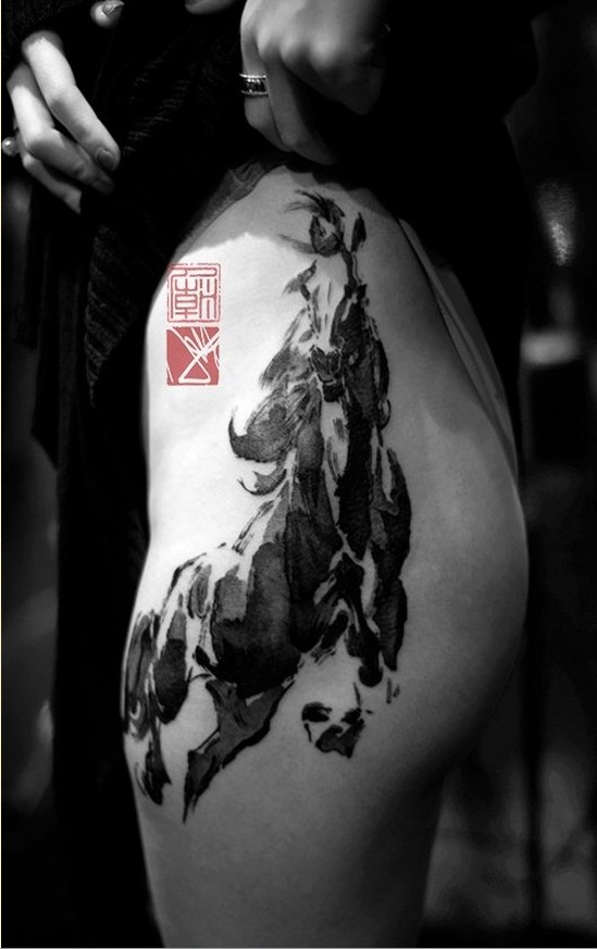 女性臀部诱人的奔马纹身图案图片
