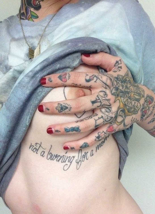 分享美女性感胸部文字纹身作品图片