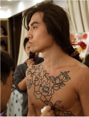 长头发帅哥胸部牡丹花纹身图案图片