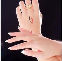 女生手部唯美清新小金鱼纹身图片图片