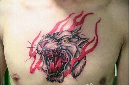 霸气男生胸部超酷发火老虎头纹身图图片