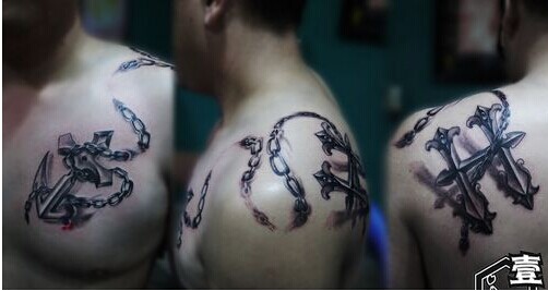 男生肩部黑白好看的铁链铁锚纹身图案图片