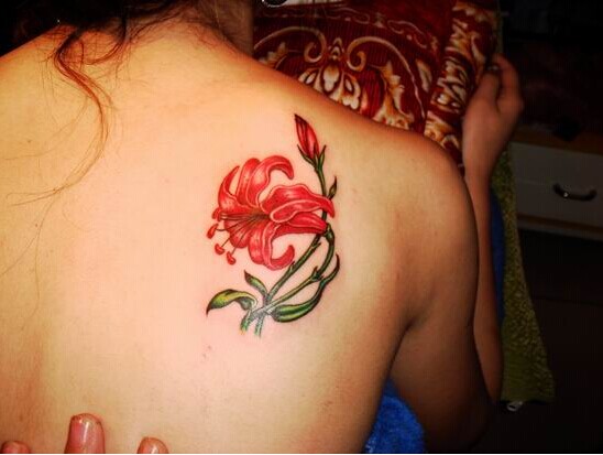 女生自爆肩部唯美水仙花纹身图案图片