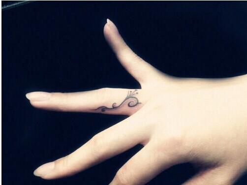 女生手指唯美花纹温馨纹身图片图片