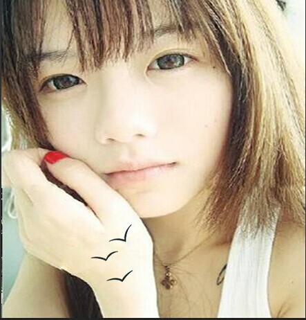 优美清纯美少女手部清新小海鸥纹身图片