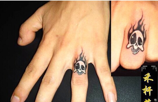男生手部小指骷髅头纹身图图片