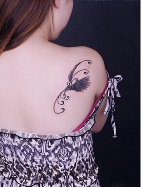 美少女肩部唯美翅膀花藤纹身图图片
