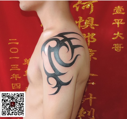 包盖肩膀的条形图腾纹身图片