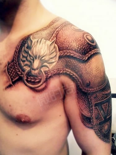 男士胸部上的复古盔甲图案过肩纹身图片缩略频道推荐图