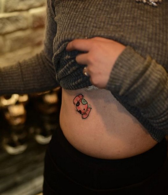 女性腹部卡通糖果纹身图案图片