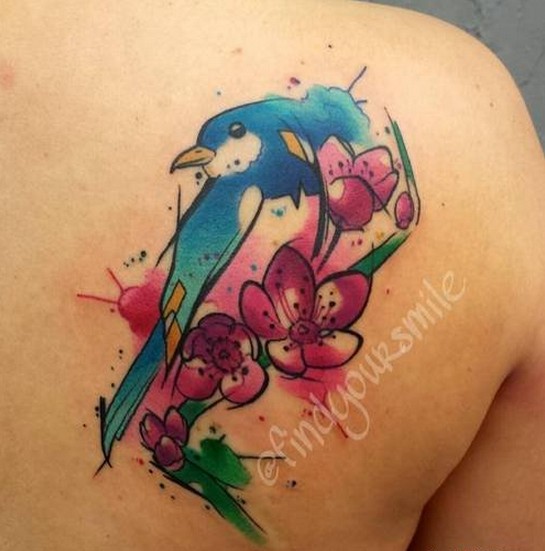 一款肩背彩色花鸟纹身图案图片
