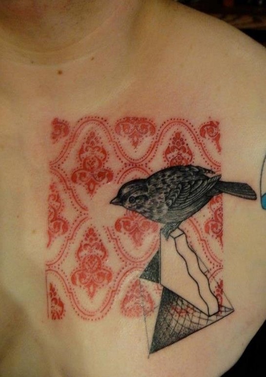 女性胸部之特别风格性感鸟纹身图案图片