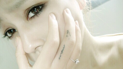 国外清纯小女孩手指唯美字符纹身图片