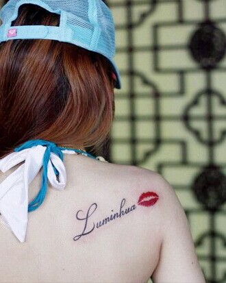 性感女生肩部背字母唇印纹身图案图片