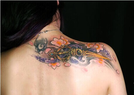 女生后肩背漂亮的金刚杵纹身图案图片