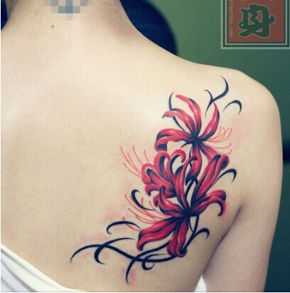 女生性感肩部精美的彼岸花纹身图案图片