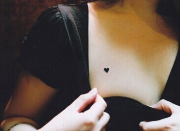 漂亮女生胸部唯美清新心纹身图案图片