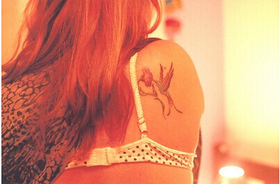 性感美女肩部唯美可爱小鸟纹身图图片