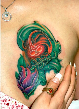 女生胸部彩色图腾纹身图案图片