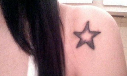 女孩的肩部刺青图腾纹身图片