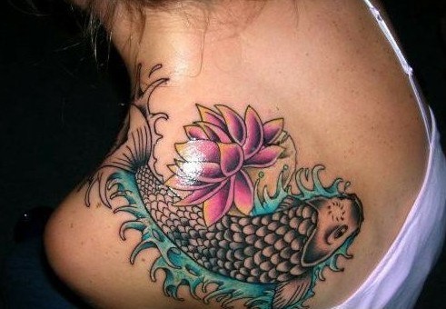 肩部锦鲤纹身女人图片