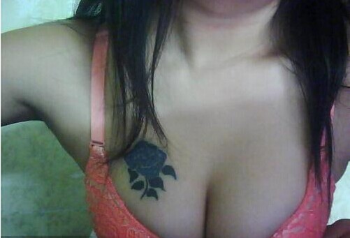 性感女生胸部蓝玫瑰纹身图案图片