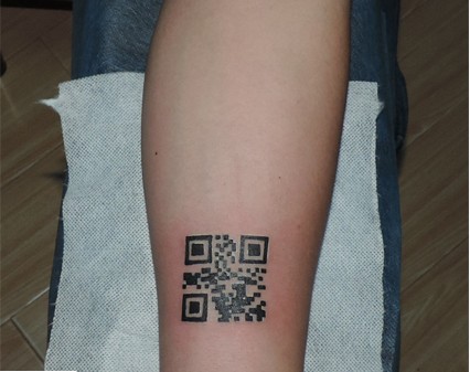 手腕处二维码图案纹身图片
