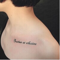 清纯女生胸部唯美好看英文纹身图片