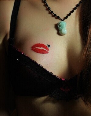 性感女生胸部性感诱人红唇星星纹身图片