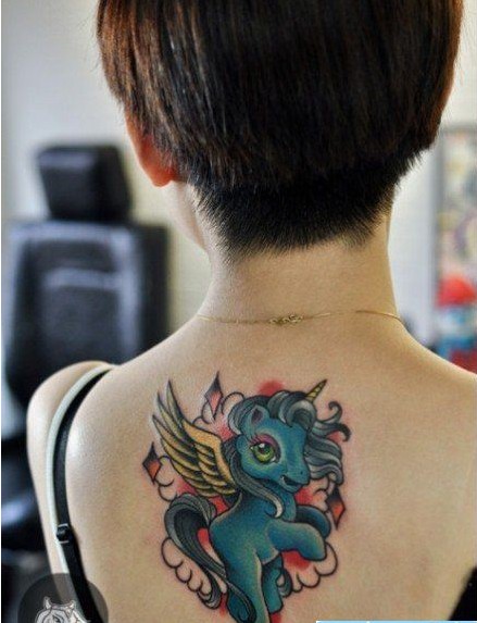 女人肩背彩色独角兽纹身图案图片