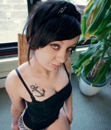 欧美女生胸前个性锚纹身图案图片图片