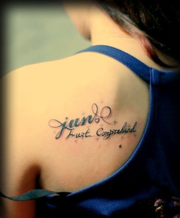 后肩花体英文纹身图案图片图片