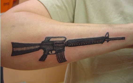 手部枪械纹身——AK47图片