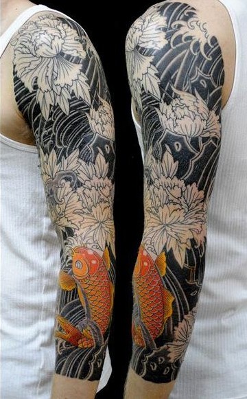 鲤鱼和花的花臂纹身图案图片